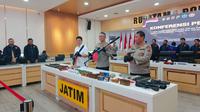 Polda Jawa Timur saat rilis kasus&nbsp;penyelundupan berbagai jenis senjata api yang diduga akan disuplai kepada Kelompok Kriminal Bersenjata (KKB) di Puncak Jaya, Papua. (Liputan6.com/ Dian Kurniawan)