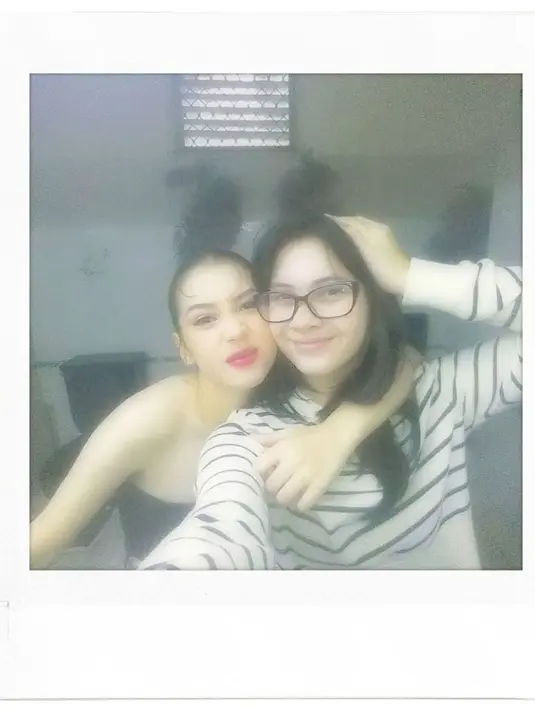 Meski sedang menjaga jarak dengan sang ibunda, kedekatan bintang sinetron 'Dari Jendela SMP' itu tetap tidak berubah kepada adiknya. Richelle tampaknya tengah menemani sang kakak di tengah masalah yang sedang dihadapi. (Liputan6.com/IG/@sandrinna_11)