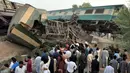 Warga setempat mengamati kondisi gerbong di lokasi tabrakan dua kereta api di Multan, Pakistan, Kamis (15/9). Akibat tabrakan, empat kereta dari rangkaian Awam Express terpental keluar jalur serta menghancurkan lokomotif. (REUTERS/Khalid Chaudry)