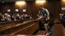 Atlet lari difabel Afrika Selatan, Oscar Pistorius saat menjalani sidang ketiga kasus pembunuhan di Pretoria , Afrika Selatan 15 Juni 2016. Pada 2013, Oscar Pistorius melakukan pembunuhan kepada pacarnya. (REUTERS / Alon Skuy)