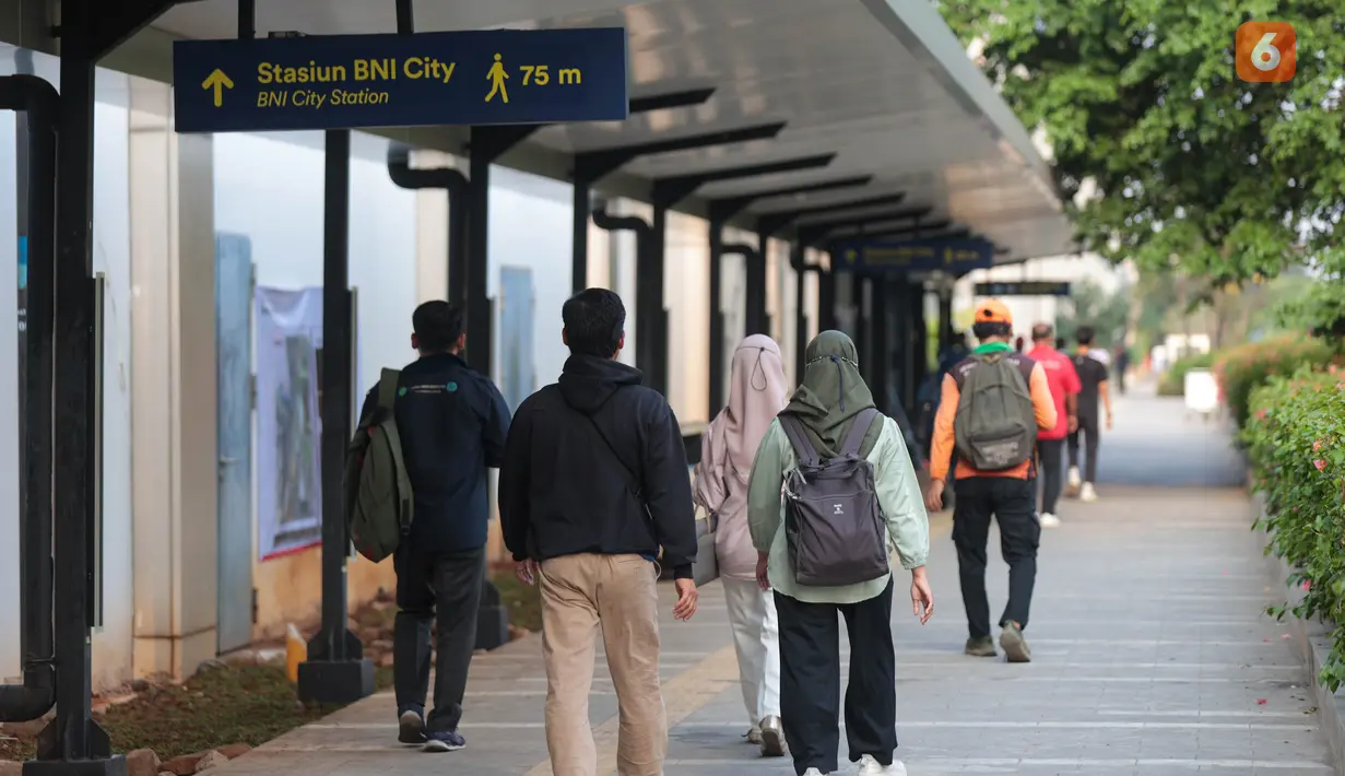 Calon penumpang berjalan di selasar pedestrian yang menghubungkan Stasiun Karet dan Stasiun BNI City di Jakarta, Kamis (3/9/2026). KAI membangun travelator sebagai bagian dari integrasi kedua stasiun yang ditargetkan rampung dalam 70 hari. (KLY/Budy Santoso)