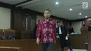 Terdakwa perantara suap pembangunan RSUD Damanhuri, Barabai, TA 2017, Abdul Basit usai sidang putusan di Pengadilan Tipikor, Jakarta, Senin (13/8). Abdul Basit dijatuhi hukuman 4 tahun penjara, denda Rp 200 juta. (Liputan6.com/Helmi Fithriansyah)