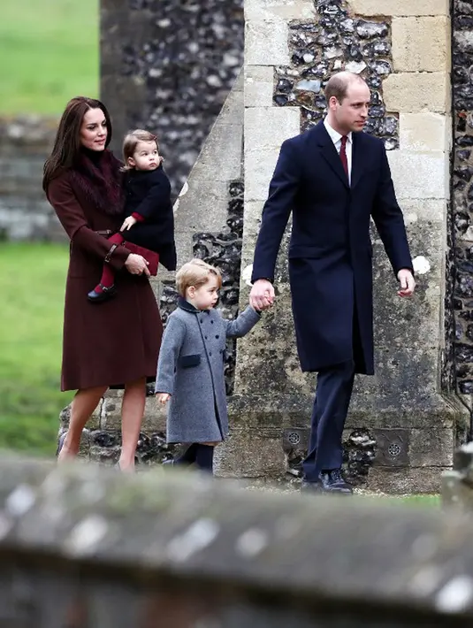Di hari Natal, pangeran William dan keluarga mendatangi sebuah Gereja yang terletak di dekat kediaman Kate saat kecil, di kawasan Bucklebury. (AFP/Bintang.com)