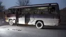 Kondisi bus yang terdampak ledakan bom di Kabul, Afganistan (28/12/2020). Menurut juru bicara kepala polisi Kabu, Ferdaws Faramarz, bom tersebut sempat diletakkan di atas sepeda sebelum meledak.  (AP Photo/Rahmat Gul)