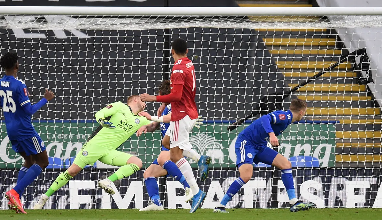 Striker Manchester United, Mason Greenwood (tengah) mencetak gol penyeimbang 1-1 ke gawang Leicester City dalam laga perempatfinal Piala FA 2020/2021 di King Power Stadium, Minggu (21/3/2021). Manchester United kalah 1-3 dari Leicester. (AFP/Oli Scarff/Pool)