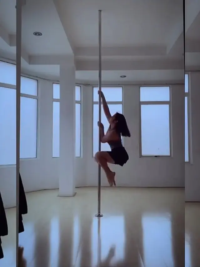 Potret Prilly Latuconsina Latihan Pole Dance (sumber: instagram/@prillylatuconsina96)