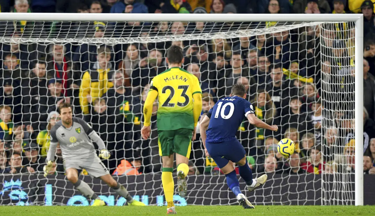 Striker Tottenham Hotspur, Harry Kane, mencetak gol melalui penalti saat pertandingan melawan Norwich City pada laga Premier League 2019 di Stadion Carrow Road, Sabtu (28/12). Kedua tim bermain imbang 2-2. (AP/Joe Giddens)