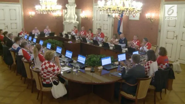 Para Menteri Kroasia kompak kenakan jersey saat sidang kabinet di Zagreb, Kroasia.