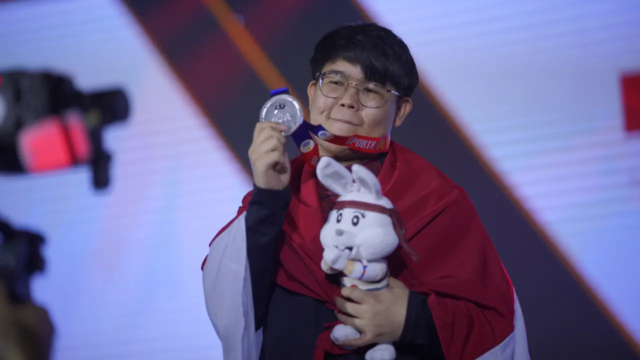 Alan Raynold Kumaseh menyumbangkan sebuah medali perak dari cabor esports PUBG Mobile di SEA Games 2023