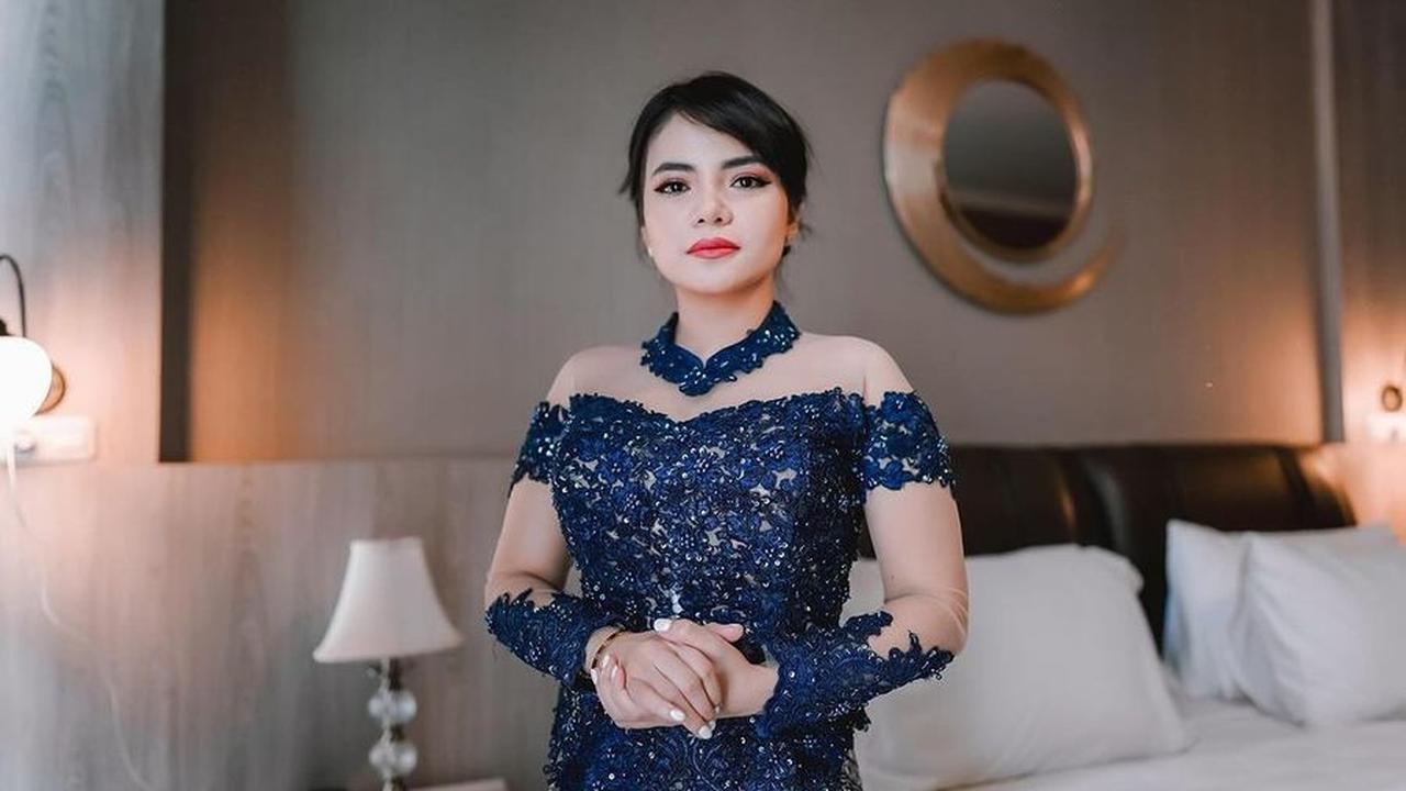 "Fokus dengan cita-cita dan karir, ketika kita berkerja keras tidak ada yg tidak mungkin semua keinginin yg positif di kabul allah swt," tulis Dinar Candy.