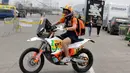 Laia Sanz, dari Spanyol, mengendarai sepeda motor KTM-nya menuju hanggar pangkalan udara Las Palmas untuk pemeriksaan teknis Reli Dakar 2018 di Lima, Peru, (5/1). (AP Photo / Ricardo Mazalan)