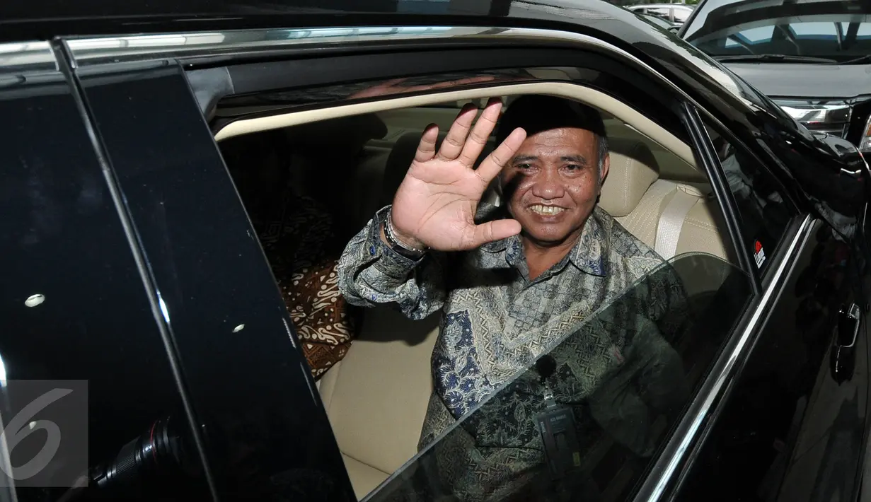 Ketua KPK Agus Raharjo melambaikan tangan saat meninggalkan kantor BPK, Jakarta, Rabu (13/1). KPK dan BPK melakukan pertemuan tertutup guna meningkatkan koordinasi antara dua lembaga dalam penanganan korupsi (Liputan6.com/Johan Tallo)