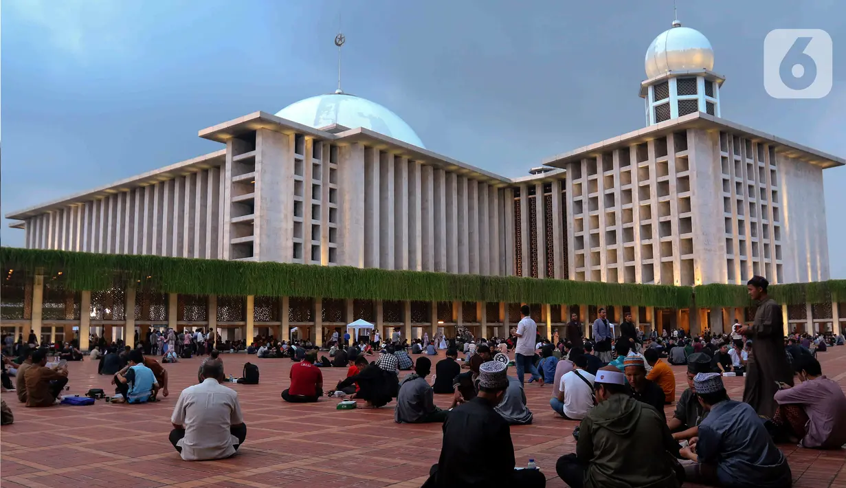 <p>Mereka berkumpul untuk menikmati waktu berbuka puasa bersama pada hari pertama puasa Ramadan 1445 H.&nbsp; (Liputan6.com, Herman Zakharia)</p>