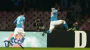 Penyerang Napoli, Gonzalo Higuain (kanan) melakukan selebrasi usai mencetak gol kegawang Inter Milan pada lanjutan Liga Serie A di  San Paolo, Naples, Italia (30/11). Napoli menang atas Inter Milan dengan skorg 2-1. (AFP/CARLO Hermann)