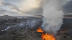 Lava terus menyembur dari gunung berapi di barat daya Islandia pada hari Kamis namun aktivitasnya telah mereda secara signifikan sejak meletus sehari sebelumnya. (AP Photo/Marco di Marco)
