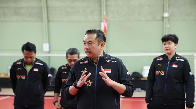 Kabid Pembinaan dan Prestasi Pelatnas PBSI Eng Hian memberikan arahan kepada tim Indonesia untuk Piala Thomas dan Uber 2026 di Horsens Badminton Club, Denmark, Selasa (21/4). (foto: PBSI)