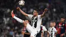 Bintang Juventus, Cristiano Ronaldo, berusaha meraih bola saat melawan Genoa pada laga Serie A Italia di Stadion Allianz, Turin, Sabtu (20/10). Kedua klub bermain imbang 1-1. (AFP/Marco Bertorello)