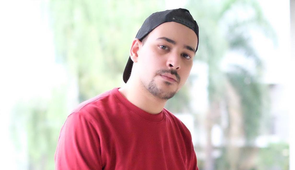 Tampil simpel namun stylish, pria 30 tahun ini menggunakan T-shirt dengan topi baseball berwarna hitam. Meski terlihat sederhana, gaya Riza terlihat menawan. (Liputan6.com/IG/@rizashahab)