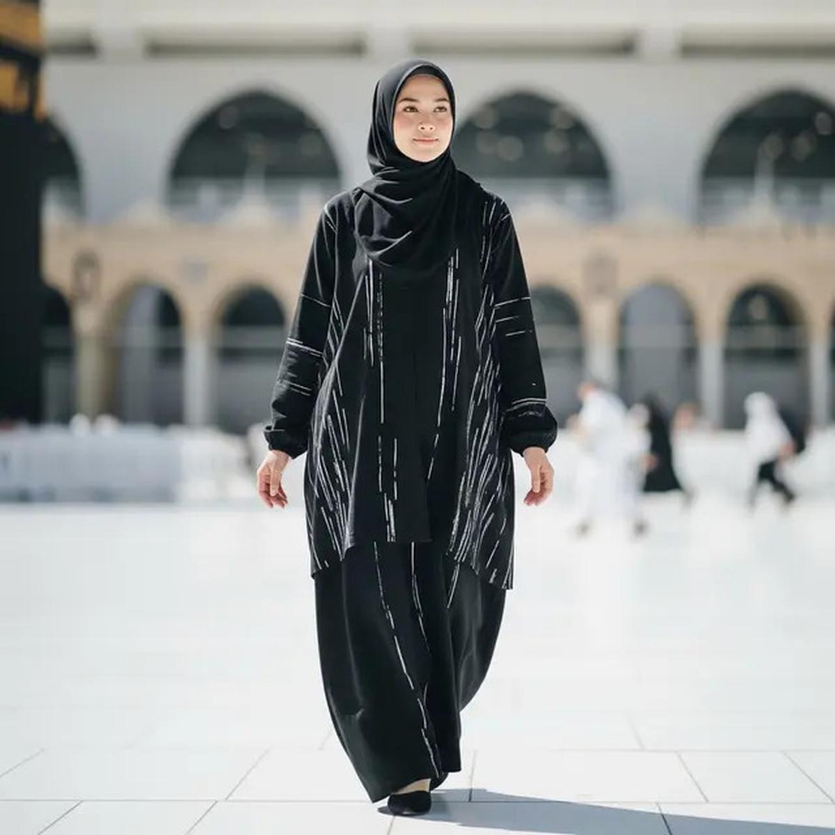 7 Model Gamis Batik Buat Umroh yang Anggun dan Nyaman Dipakai Seharian