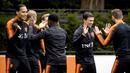 Pemain Belanda Virgil van Dijk, Quincy Promes, Steven Berghuis dan Stefan de Vrij bercanda saat mengikuti sesi latihan tim di Zeist (9/10/2019). Timnas Belanda akan bertanding melawan Irlandia Utara pada grup C kualifikasi Euro 2020 di Stadion Feijenoord. (Koen van Weel/ANP/AFP)