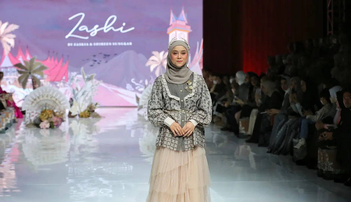 Salah satunya Lesti Kejora yang tampil anggun berbalut blus bermotif dan tulle skirt dari koleksi Zashi yang terinspirasi dari adat Minang. [KLY/Adrian Utama P].
