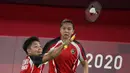 Pasangan ganda putri Indonesia, Greysia Polii/Apriyani Rahayu mengawali langkahnya di Olimpiade Tokyo 2020 dengan kemenangan dua gim langsung atas pasangan Malaysia, Chow Mei Kuan/Lee Men Yean, 21-14 dan 21-17 di babak penyisihan Grup A nomor ganda putri. (Foto: AFP/Alexander Nemenov)