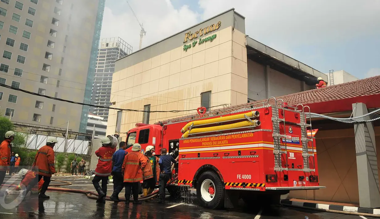 Petugas pemadam kebakaran dikerahkan ke lokasi kebakaran yang melanda gedung Hotel dan Spa Fortune, Jakarta, Rabu (20/4/2016). Belum ada laporan mengenai korban jiwa ataupun kerugian yang ditimbulkan akibat kebakaran tersebut (Liputan6.com/Gempur M Surya)