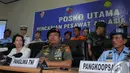 Panglima TNI Jenderal Moeldoko menggelar konferensi pers terkait pencarian pesawat AirAsia QZ8501 oleh Tim SAR, Pangkalan Bun, Kalteng, Selasa (6/1/2015). (Liputan6.com/Herman Zakharia)