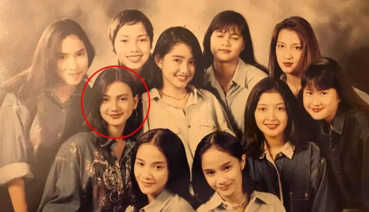 Ini momen saat Wanda Hamidah berfoto untuk kelulusan SMA. Dengan gaya rambut belah, Wawnda terlihat cantik memesona. (foto: Instagram/@wanda_hamidah)