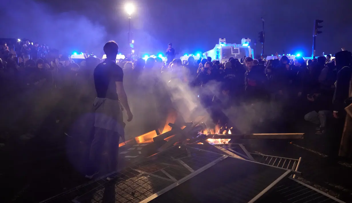 Kerusuhan telah membuat Presiden Emmanuel Macron menghadapi tantangan terberat terhadap otoritasnya sejak apa yang disebut 'Gilets Jaunes' atau Protes 'Rompi Kuning' Desember 2018. (AP Photo/Lewis Joly)