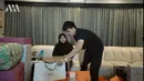 Aurel Hermansyah dan Atta Halilintar buka kado (Youtube/AH)