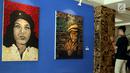 Pengunjung melihat Pameran Visual bertajuk "Pang! No Border, No Class" yang di selenggarakan di Galeri Cipta 3, Tim, Jakarta Pusat (22/4). Pameran ini menampilkan karya empat perupa. (Liputan6.com/Johan Tallo)