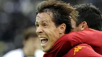 AS Roma&#039;s Brazilian midfielder Rodrigo Ferrante Taddei jubilates after scoring his goal during the Italian Serie A football match Udinese against A.S. Roma at Friuli Stadium in Udine on April 13, 2008. AFP PHOTO/DAMIEN MEYER 