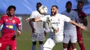 Striker Real Madrid, Karim Benzema, mengontrol bola saat melawan Elche pada laga Liga Spanyol di Stadion Alfredo di Stefano, Sabtu (13/3/2021). Real Madrid menang dengan skor 2-1. (AP/Bernat Armangue)