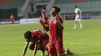 Selebrasi penyerang Timnas Indonesia U-17, Nabil Asyura setelah mencetak gol ke gawang Uni Emirat Arab U-17 dalam laga Grup B Kualifikasi Piala Asia U-17 2023 di Stadion Pakansari, Bogor, Jawa Barat, Rabu (5/10/2022). (Bola.com/Mohammad Iqbal)