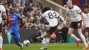 Bek Manchester City, Rico Lewis (tengah) melepaskan tendangan yang menghasilkan gol kedua timnya ke gawang Crystal Palace pada laga pekan ke-32 Premier League 2023/2024 di Selhurst Park stadium, London, Sabtu (6/4/2024). (AP Photo/Frank Augstein)