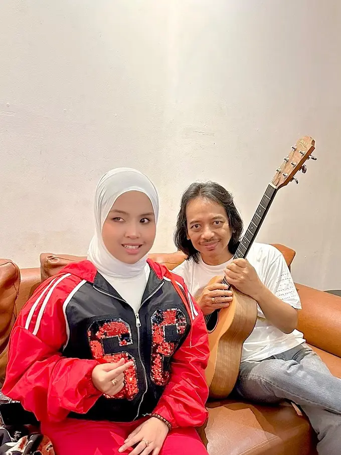 Putri Ariani dan Dewa Budjana. (Instagram/ arianinismaputri)