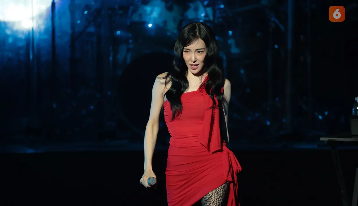 Penyanyi Tiffany Young menyapa para penggemar saat tampil dalam konser Tiffany Young: Edge of Calm Tour di JIEXPO Theatre Kemayoran, Jakarta, Sabtu (19/9/2026) malam. (KLY/Budy Santoso)