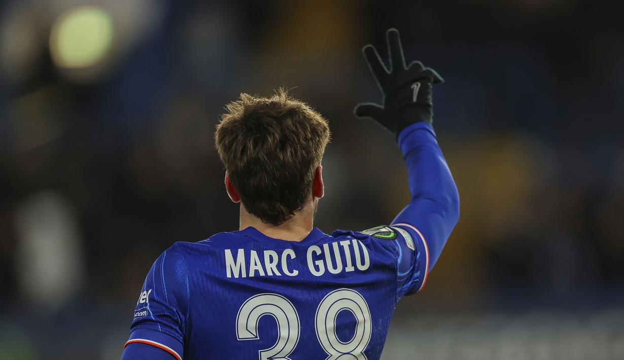 Pemain Chelsea, Marc Guiu melakukan selebrasi setelah mencetak hattrick ke gawang Shamrock Rovers pada laga lanjutan UEFA Conference League di Stamford Bridge, London, Inggris, Jumat (20/12/2024) WIB. (AP Photo/Ian Walton)