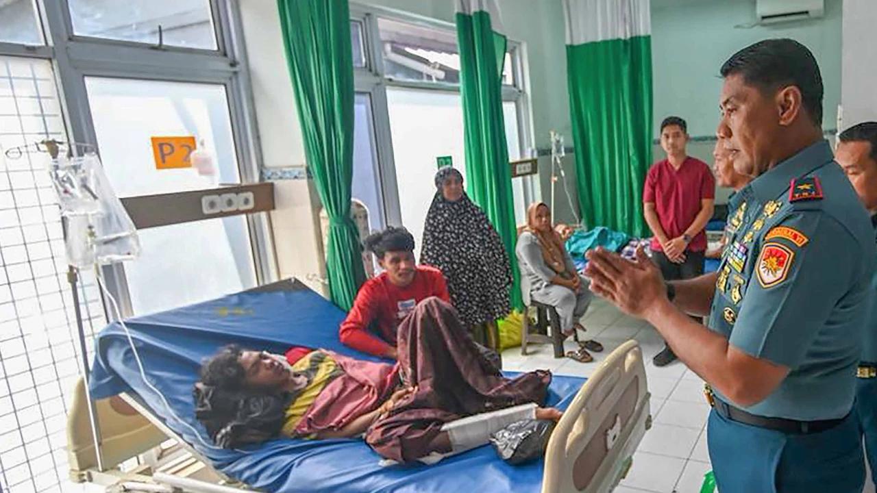 FOTO: Penanganan Korban Kebakaran Kapal Nelayan di Pelabuhan Paotere Makassar