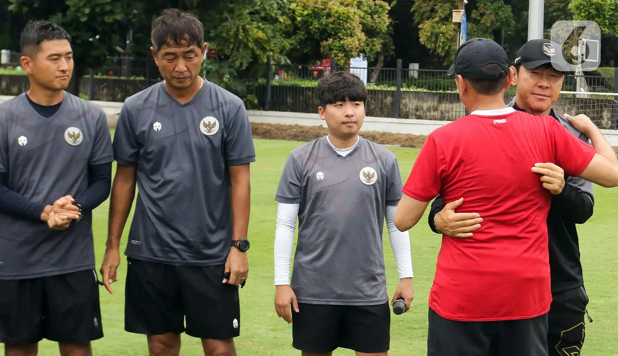 Ketua Umum PSSI Mochamad Iriawan (kedua kanan) berpelukan dengan pelatih Shin Tae-yong (kanan) usai latihan pemain Timnas Indonesia U-20 untuk Piala Asia U-20 2023 di Lapangan A, Kompleks Stadion Utama Gelora Bung Karno (SUGBK), Jakarta, Rabu (15/02/2023). Mochamad Iriawan berpamitan dengan pemain Timnas Indonesia U-20 dan pelatih Shin Tae-yong. (Liputan6.com/Herman Zakharia)