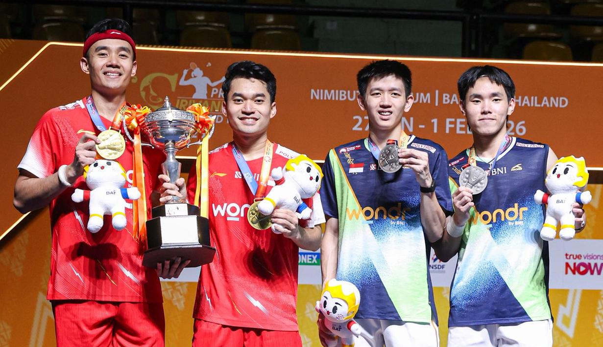 Leo Rolly Carnando/Bagas Maulana foto bersama dengan juniornya Raymond Indra/Nikolaus Joaquin di podium juara Thailand Masters 2026 yang berlangsung di Stadion Nimibutr, Bangkok, Thailand, Minggu (1/2/2026) siang WIB. (Dok. PBSI)