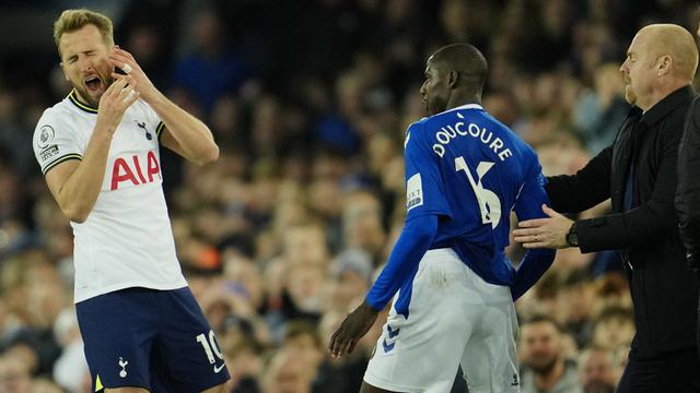 Foto: Setelah Buka Puasa, Doucoure Cakar Muka Harry Kane