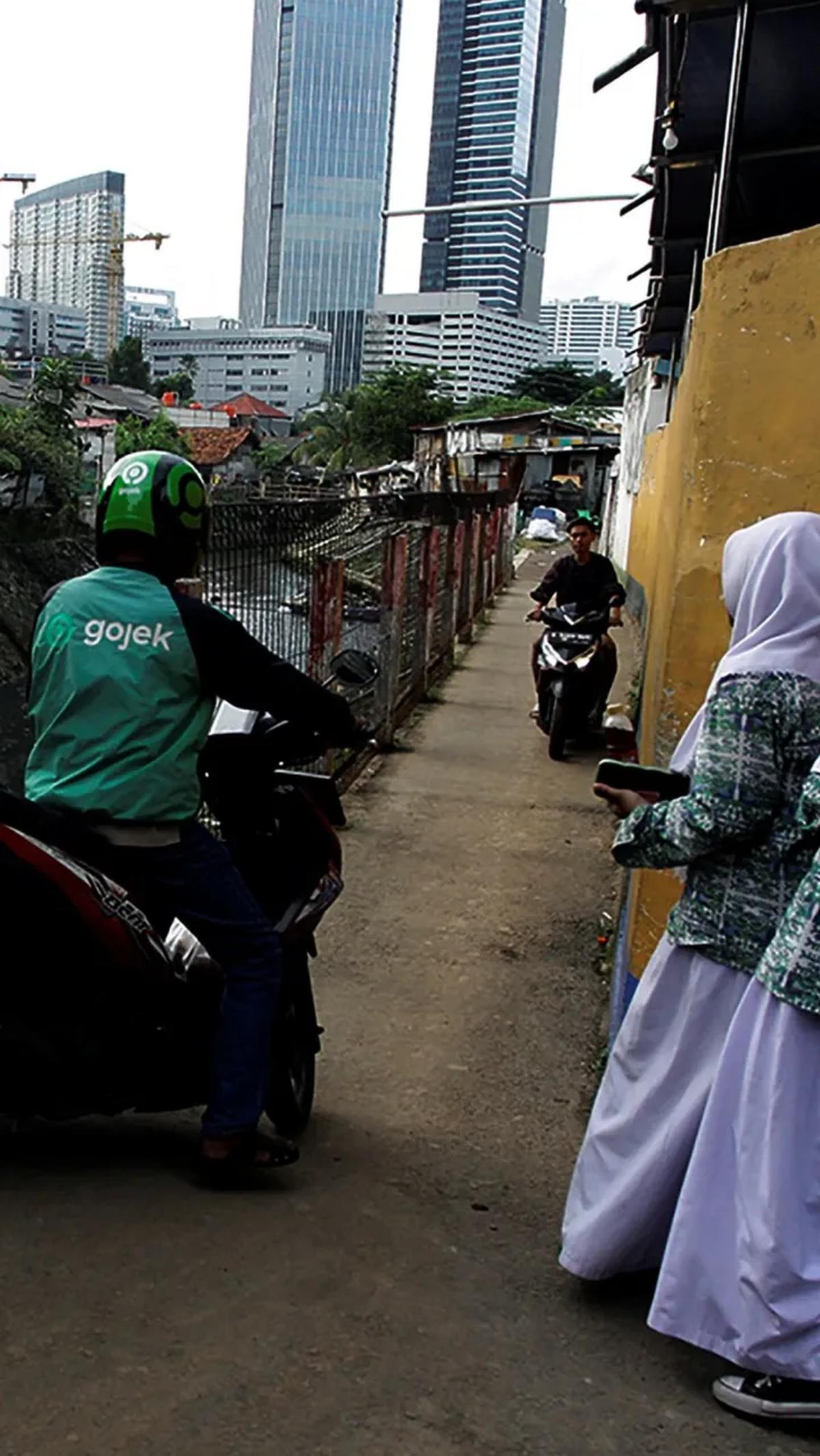 Bermanuver di gang sempit, hal lumrah bagi driver ojek online. Menjadi jalan andalan.