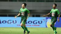 Pemain PS TNI, Hong Soon-hak merayakan gol ke gawang Borneo FC pada lanjutan Liga 1 Indonesia di Stadion Pakansari, Bogor, Senin (17/4/2017). PS TNI bermain imbang 2-2 dengan PBFC. (Bola.com/Nicklas Hanoatubun)