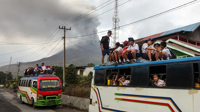 Gunung Sinabung Level III Warga Diminta Tetap Waspada
