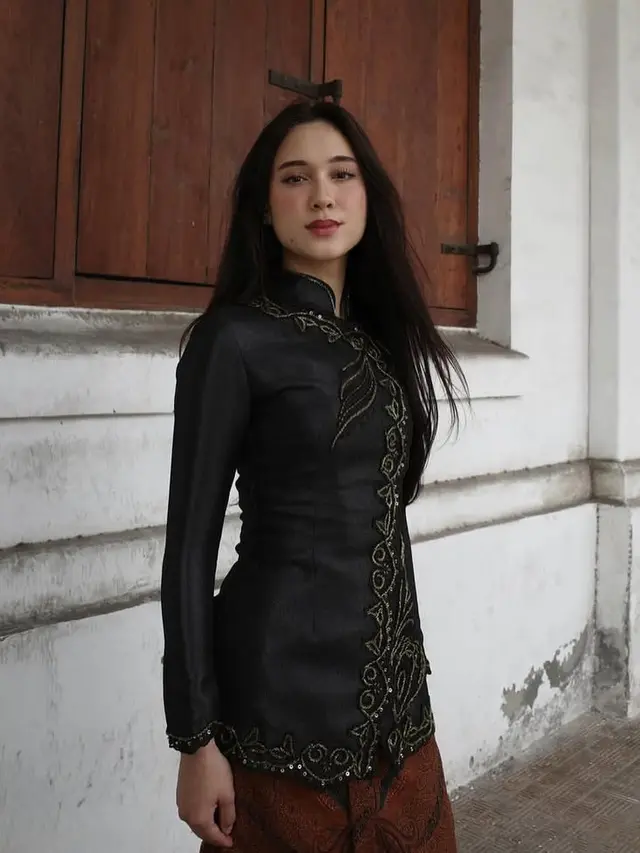 8 Adu Gaya Artis Pakai Kebaya di Hari Kartini 2025, dari Dian Sastrowardoyo, Cinta Laura, hingga Syifa Hadju