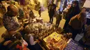 Warga Libya membeli dekorasi dan kembang api menjelang perayaan Maulid Nabi Muhammad di ibu kota Tripoli, Rabu (6/11/2019). Umat Islam memperingati Maulid Nabi yang merupakan hari peringatan kelahiran Nabi Muhammad SAW pada setiap tanggal 12 Rabiul Awal. (Mahmud TURKIA / AFP)