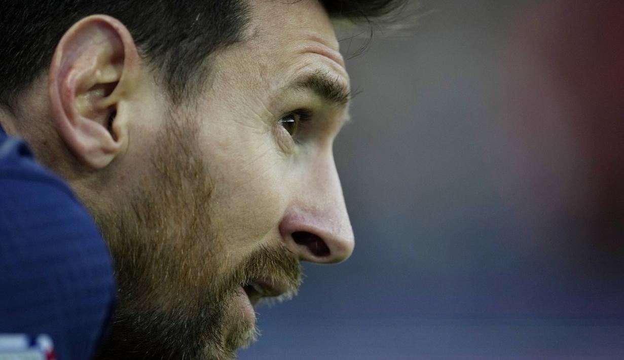 Pemain Paris Saint-Germain (PSG), Lionel Messi, tampak lesu setelah ditaklukkan Stade Rennes pada laga Liga Prancis di Stadion Parc des Princes, Minggu (19/3/2023). PSG takluk dua gol tanpa balas. (AP Photo/Christophe Ena)