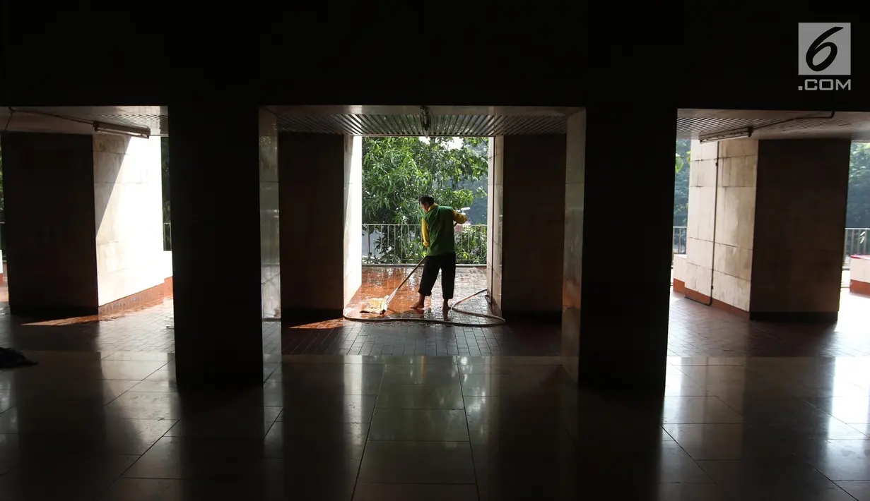 Petugas membersihkan area Masjid Istiqlal, Jakarta, Selasa (15/5). Kegiatan tersebut dalam rangka menyambut Bulan Suci Ramadan untuk memberikan rasa nyaman bagi jamaah saat menjalankan ibadah. (Liputan6.com/Arya Manggala)